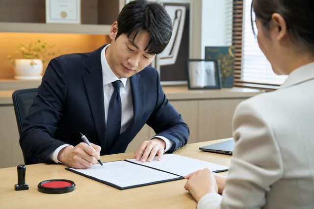 브라더스팀 가맹 계약서 작성 장면